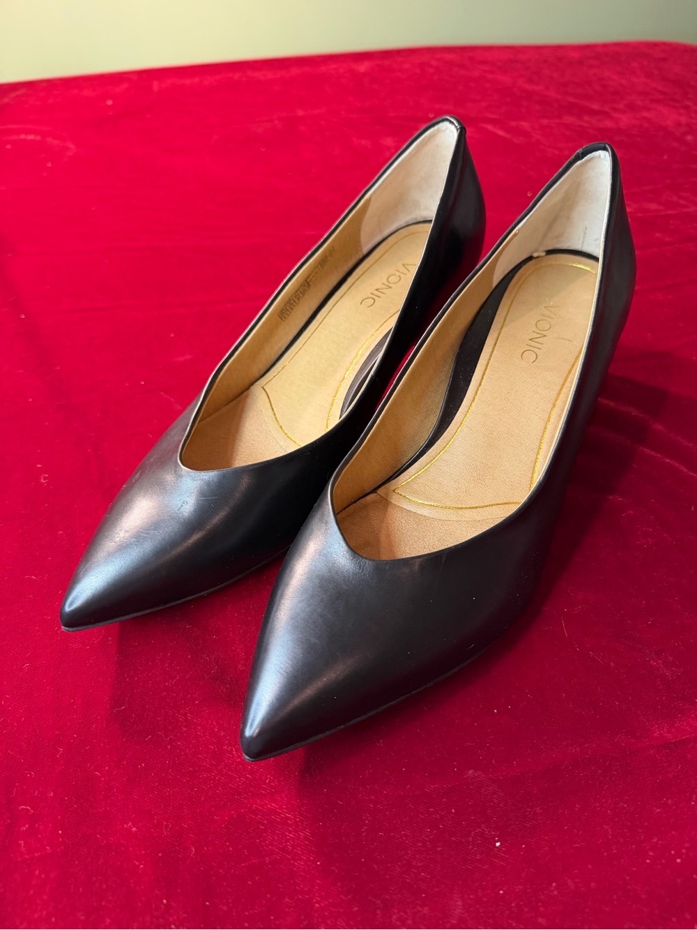 Vionic Black Pointed-Toe Heels
